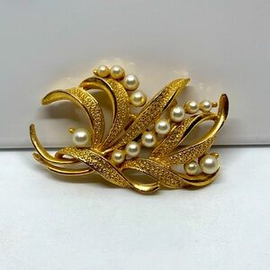 Vtg Gold Tone Faux Pearl Floral Leaf Leaves Design Metal Brooch 2.1” x 1.7”